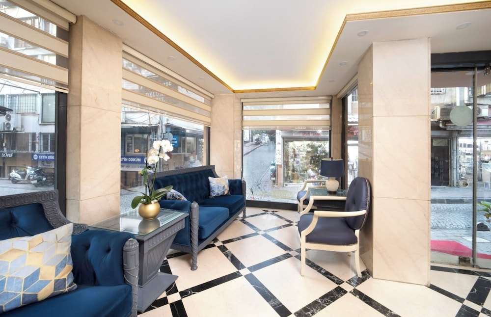 Deluxe Newport Hotel 4