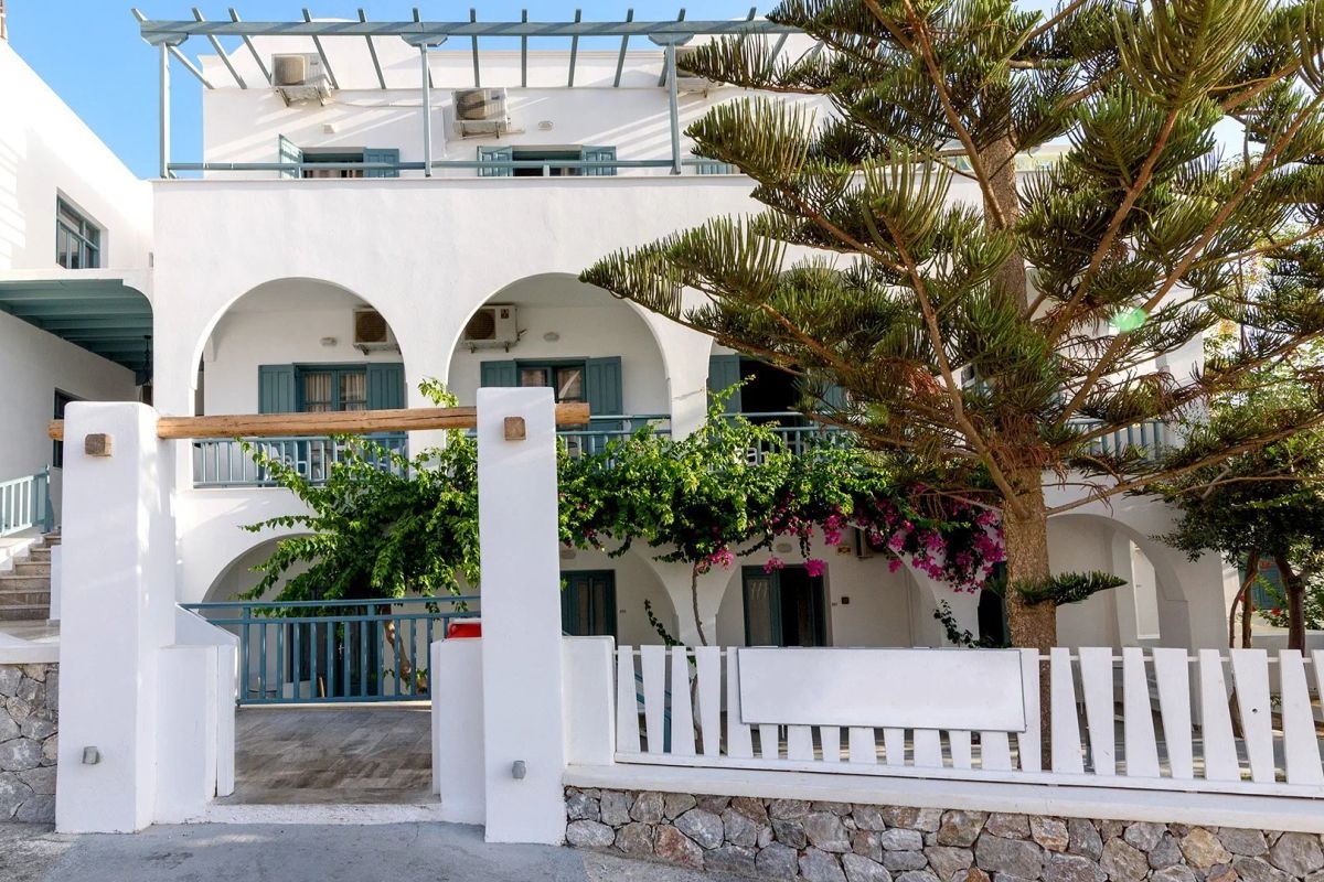 IRIS BOUTIQUE SANTORINI 2