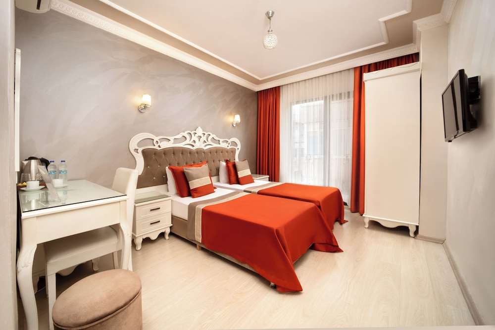 Deluxe Newport Hotel 5