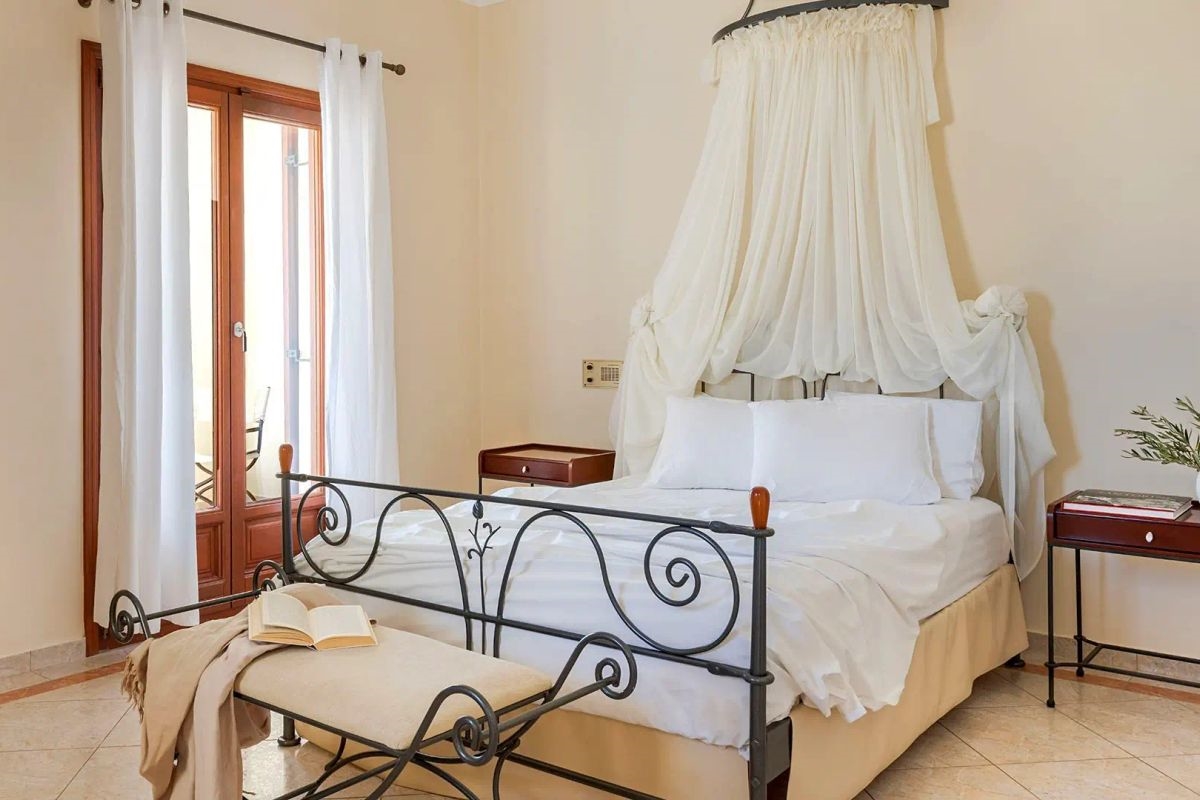 EPAVLIS SANTORINI 4