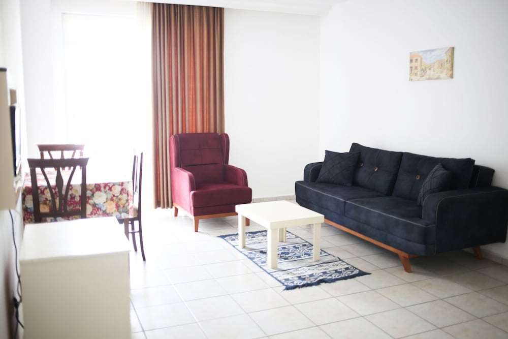 Kleopatra Aytur Apart