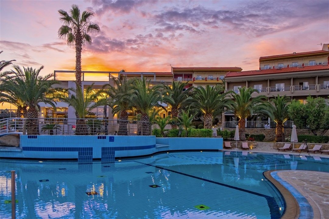 LAGOMANDRA HOTEL & SPA 2