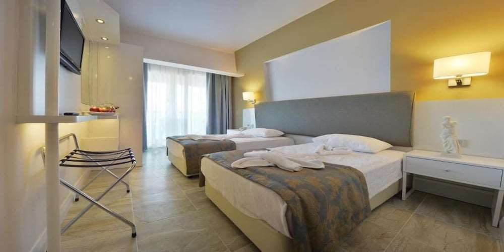 Maris Beach Hotel 5