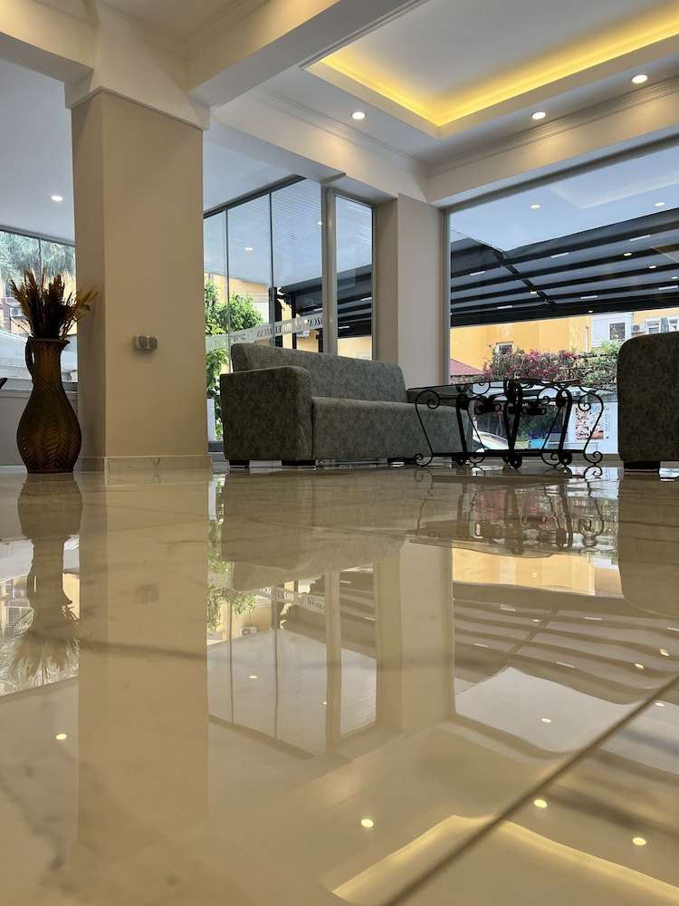 Miss Cleopatra Hotel 2