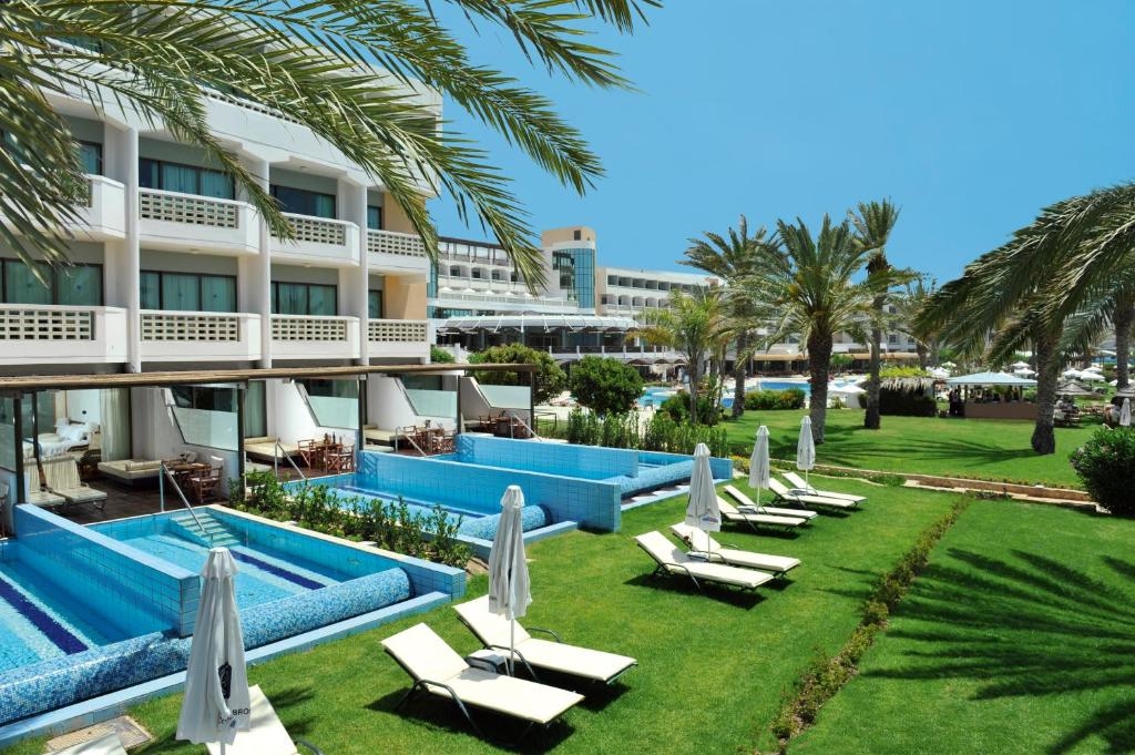 Constantinou Bros Athena Beach Hotel 4