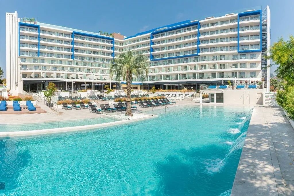 L'Azure Hotel