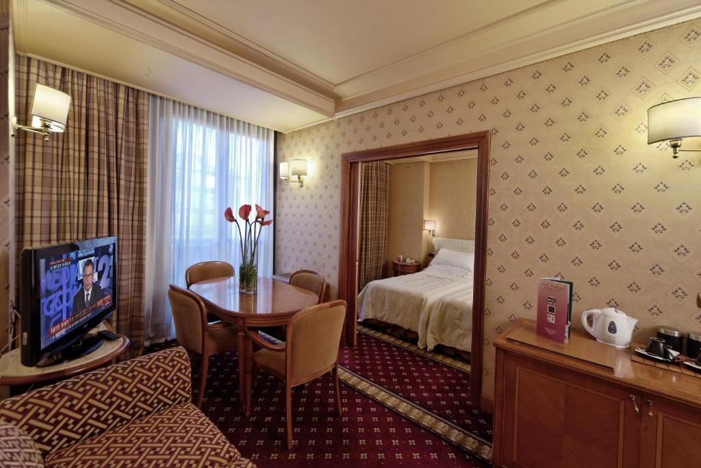 Hotel Capitol 4