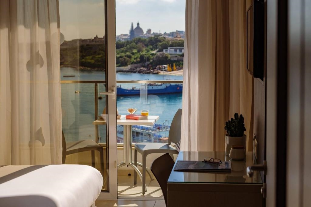 Hotel 115 The Strand Hotel and Suites 2