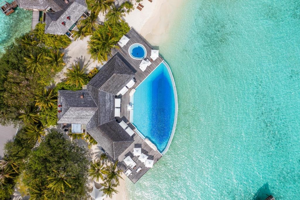 LILY BEACH RESORT & SPA AT HUVAHENDHOO 3