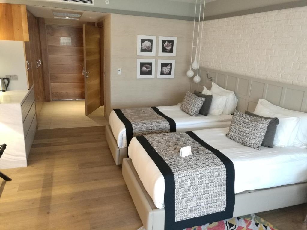 Acanthus and Cennet Barut Collectio 4
