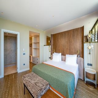 Nirvana Cosmopolitan Hotel 3