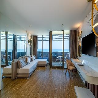 Nirvana Cosmopolitan Hotel 4