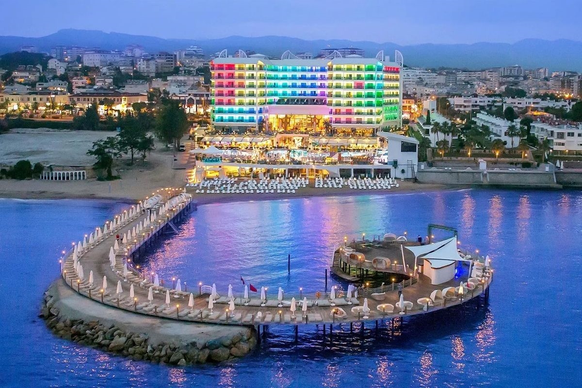 Azura Deluxe Resort & Spa Hotel