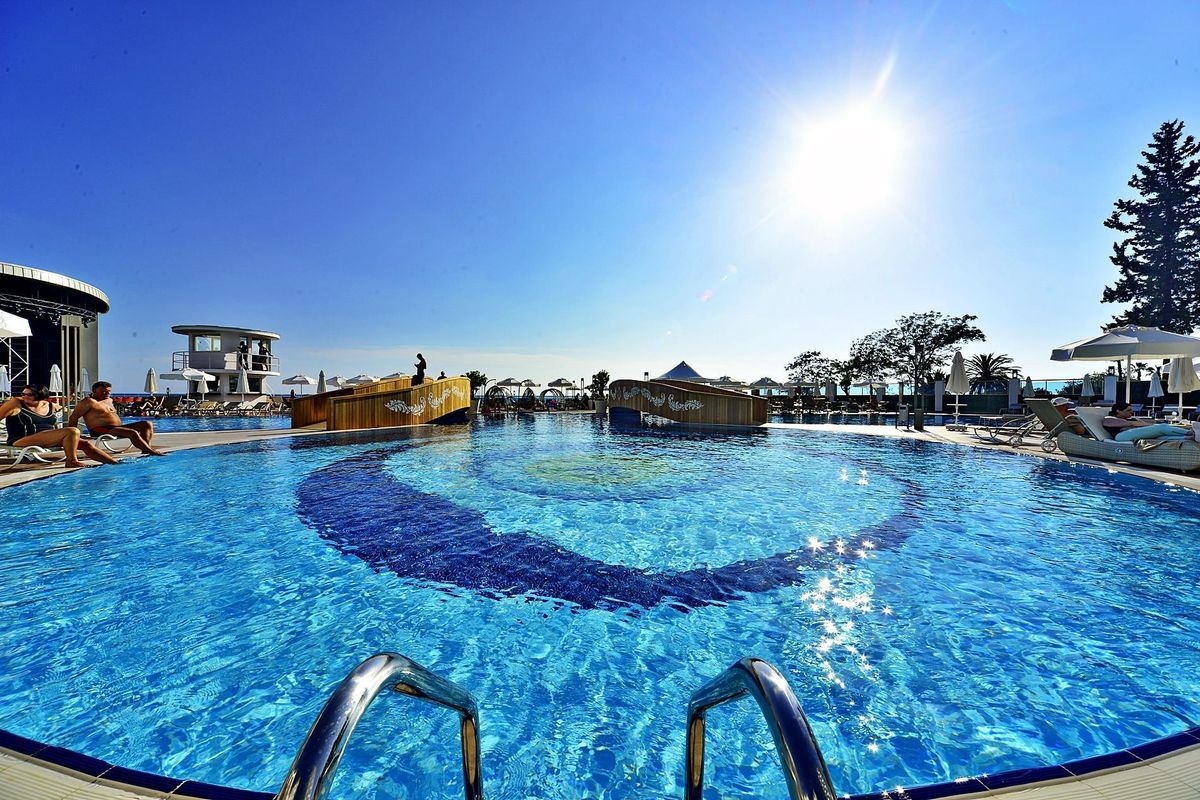 Azura Deluxe Resort & Spa Hotel 5
