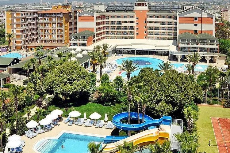 Insula Resort & Spa