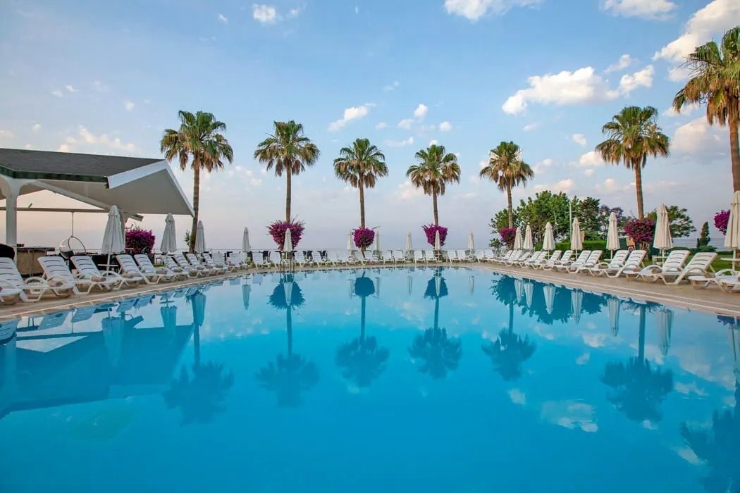 Falcon Hotel 4