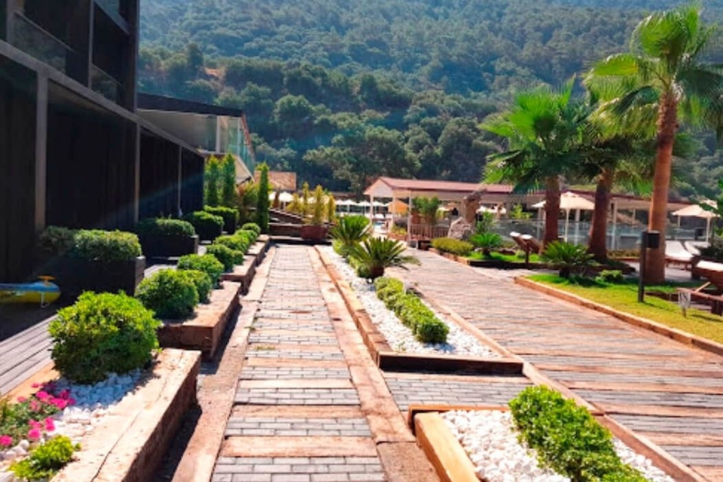 Manaspark Deluxe Hotel 4