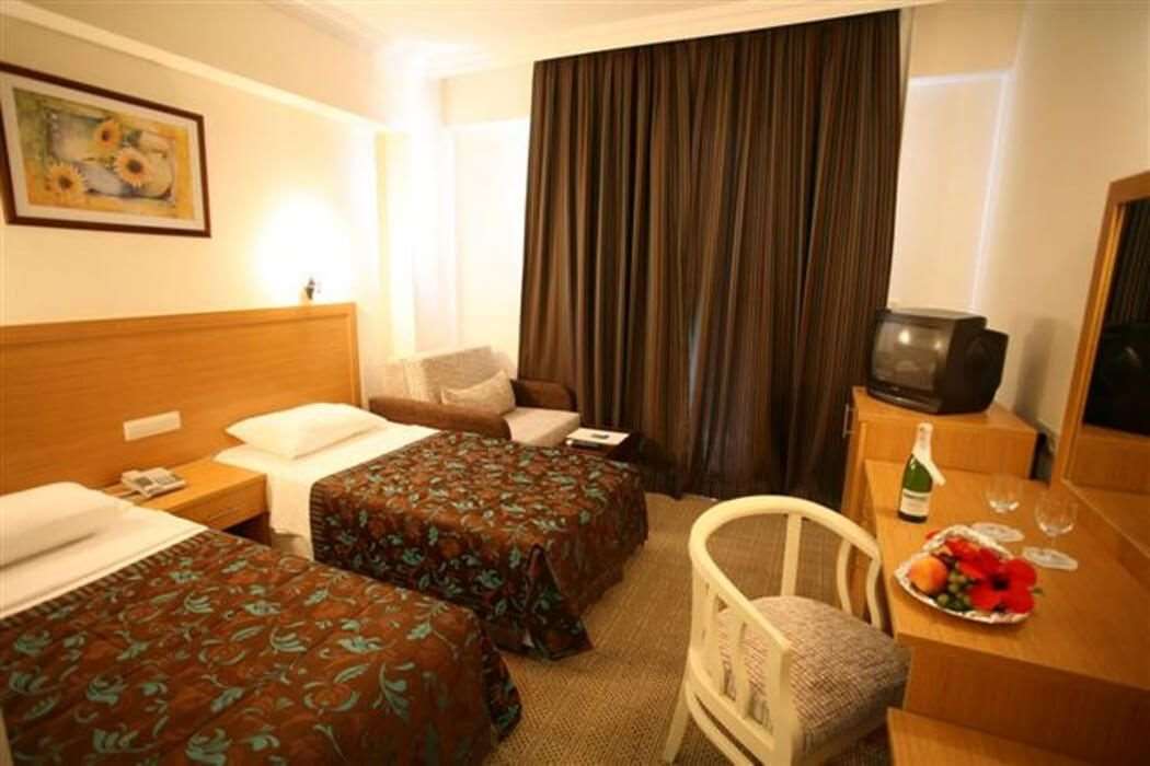 Perdikia Hill Family Resort & Villas 4