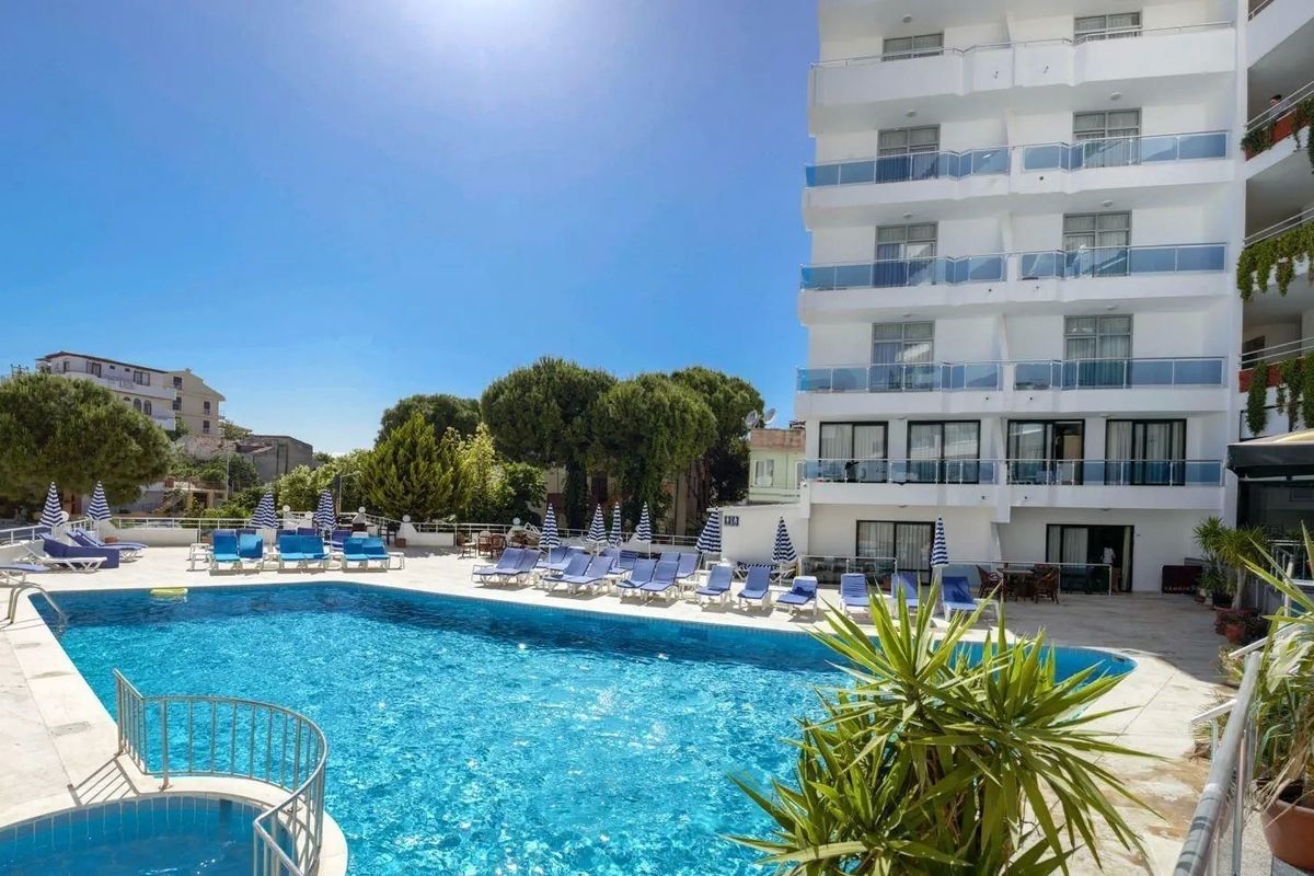 Ponz Hotel